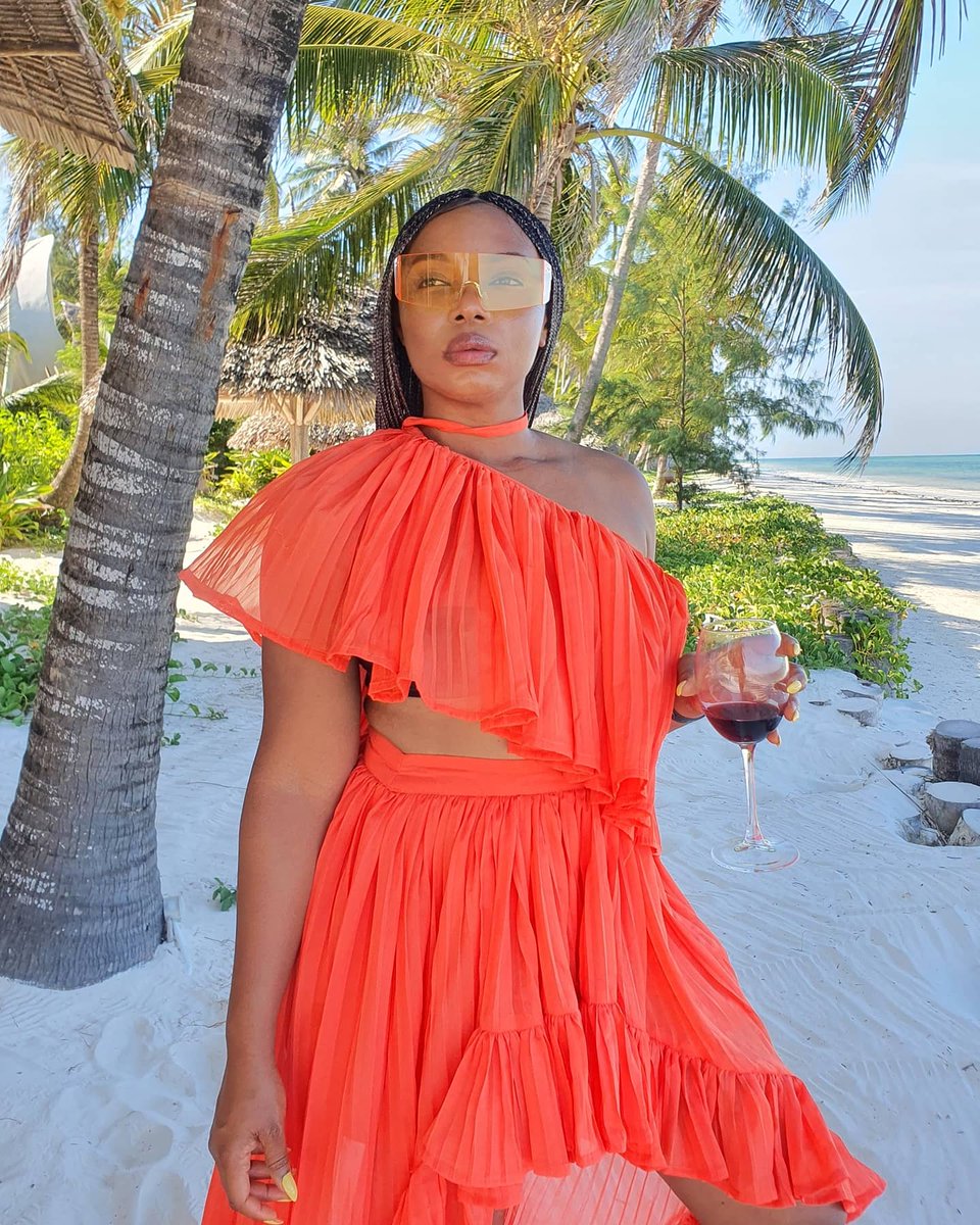 yemialadee's tweet photo. Got a boat to watch the Sunset on the Indian ocean #FlexOnFlex https://t.co/bnRoNJKBlp