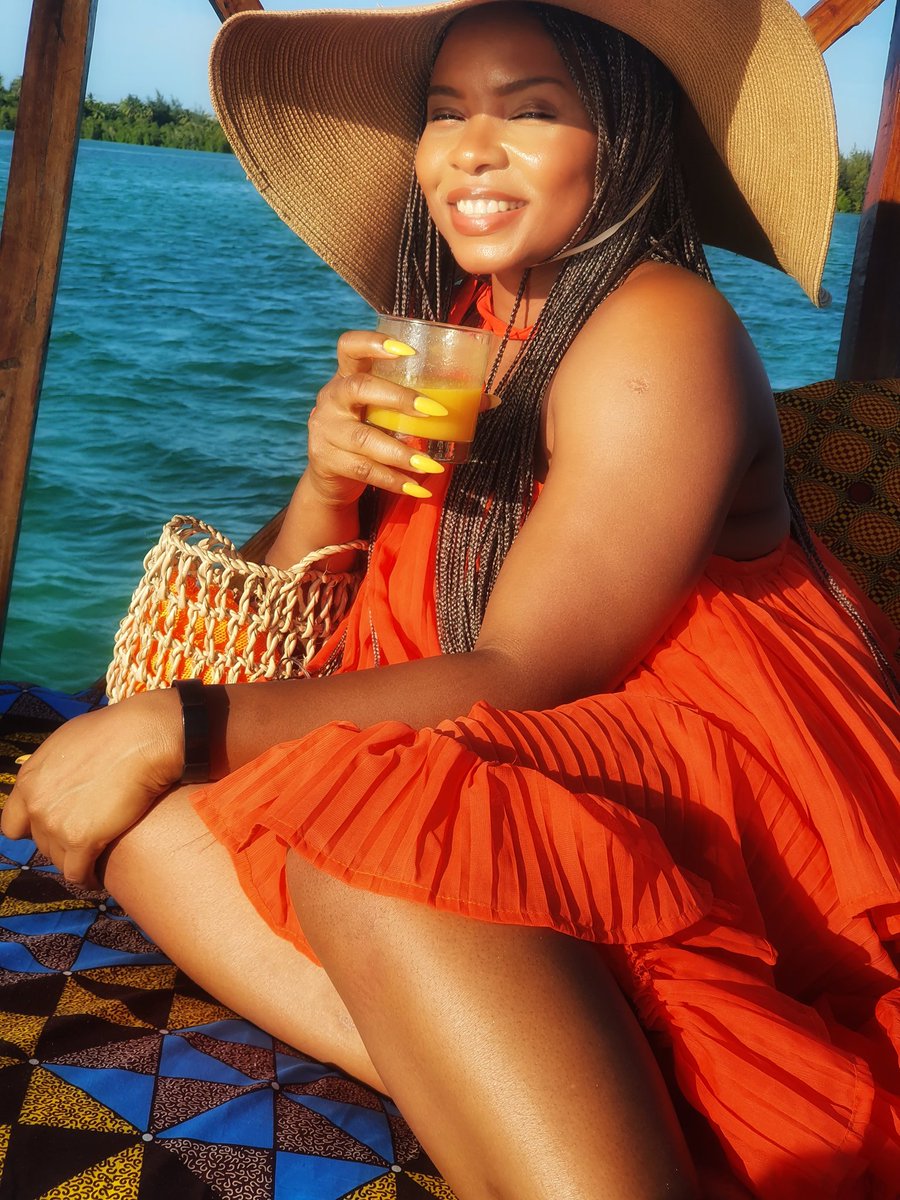 yemialadee's tweet photo. Got a boat to watch the Sunset on the Indian ocean #FlexOnFlex https://t.co/bnRoNJKBlp