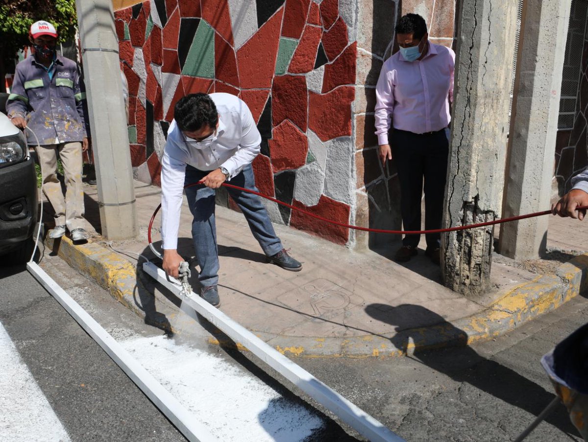 vromog's tweet photo. Con mucho ánimo el equipo de la @AlcaldiaMHmx llevó el #DiarioCONTIGO a #Legaria, donde atendieron las solicitudes vecinales con servicios de balizado, poda, sanitización y rehabilitación de imagen urbana

#MHelCorazónDeLaCapital https://t.co/19wc2EB2Rq