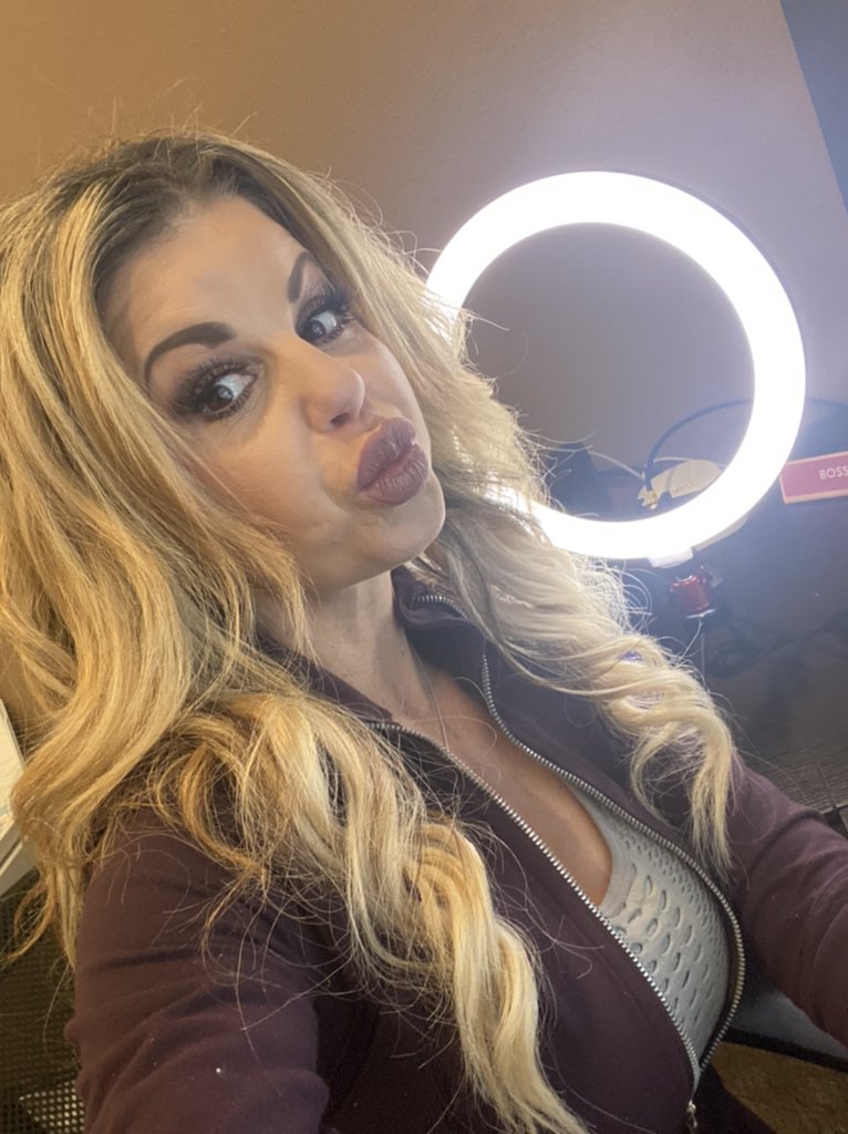 Lehman__Holly's tweet photo. Guess who finally got her #ringlight Meeeee!!!!
#VideoOn #PodcastLife #ItsAboutDamnTime https://t.co/q76pODiT1a