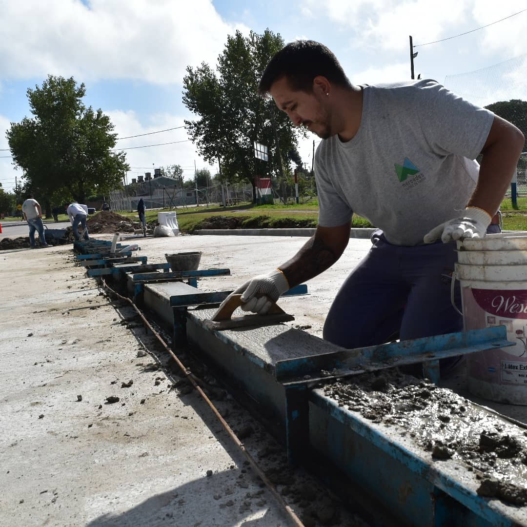 ServPublicMerce's tweet photo. Avanza la obra de repavimentacion del cruce ferroviario de calle 15 e/40 y 42
Personal de equipo de pavimentación trabaja en el armado del boulevard, continuaron con el tratamiento de suelo y tiraron la primer capa de "hormigón pobre" en el segundo tramo de la obra
#CiudadDeTodos https://t.co/cx72GfnlR3