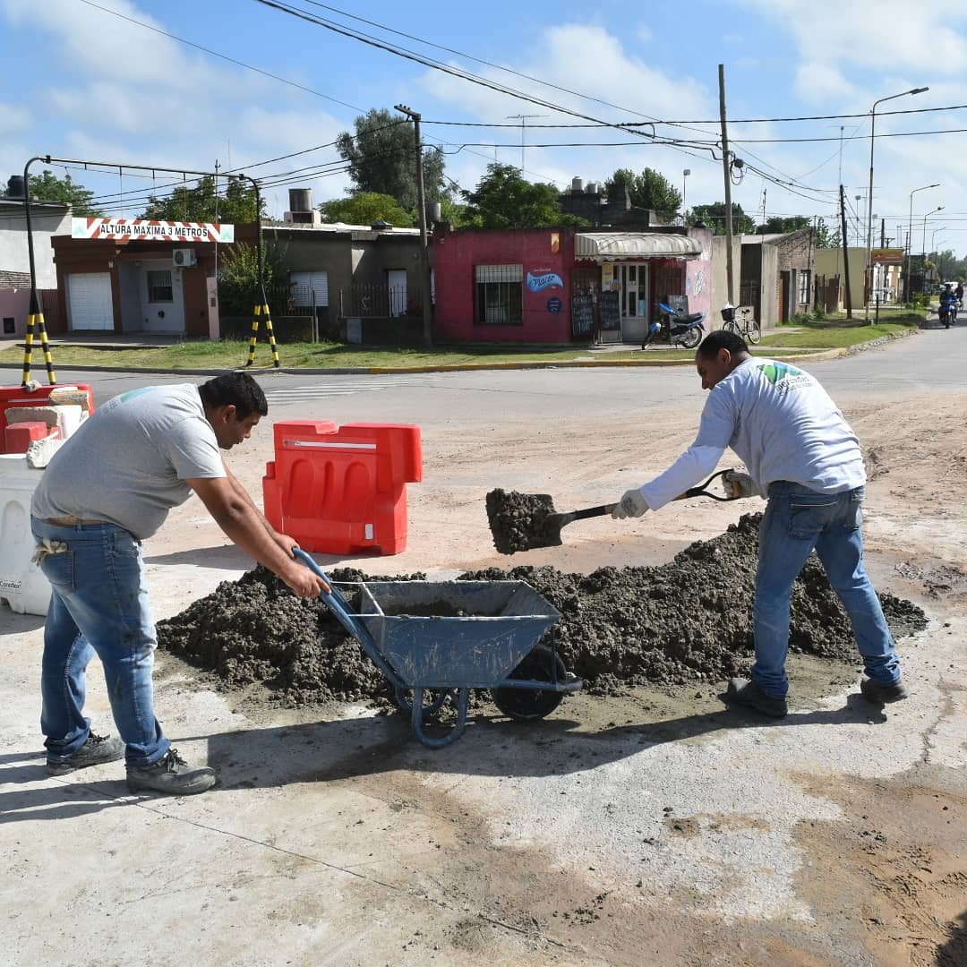 ServPublicMerce's tweet photo. Avanza la obra de repavimentacion del cruce ferroviario de calle 15 e/40 y 42
Personal de equipo de pavimentación trabaja en el armado del boulevard, continuaron con el tratamiento de suelo y tiraron la primer capa de "hormigón pobre" en el segundo tramo de la obra
#CiudadDeTodos https://t.co/cx72GfnlR3