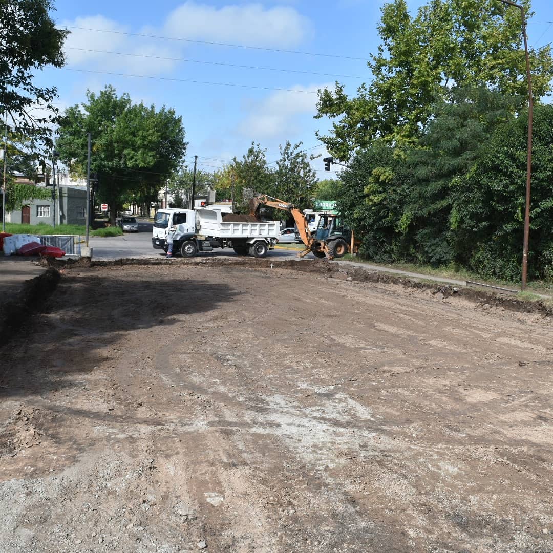 ServPublicMerce's tweet photo. Avanza la obra de repavimentacion del cruce ferroviario de calle 15 e/40 y 42
Personal de equipo de pavimentación trabaja en el armado del boulevard, continuaron con el tratamiento de suelo y tiraron la primer capa de "hormigón pobre" en el segundo tramo de la obra
#CiudadDeTodos https://t.co/cx72GfnlR3