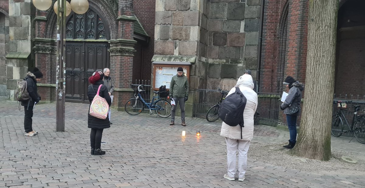 Pixel_Matsch's tweet photo. Aktuell trifft sich eine Gruppe von 7 Personen aus dem #Querdenken-Umfeld an der #Lambertikirche in #Oldenburg. Sie singen christliche Lieder und beten für ein Coronaende das die zufrieden stellt. https://t.co/9kwzQQ8HbA