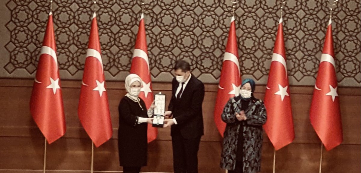 21 Eylül itibarıyla EBA ve  TRT EBA’da yayınlanan ders iceriklerinin işaret dili çevirileri, <a href="/ailevecalisma/">Cshabakanligi</a> Bakanlığı tarafından "Erişilebilir Medya" dalında 🥇.likle ödüllendirildi.

 🏆Ödülü Bakanımız <a href="/ziyaselcuk/">Ziya Selçuk</a>'a, Sayın <a href="/emineerdogan/">Emine Erdoğan</a> takdim etti.

#mebeba #okullaracılsın