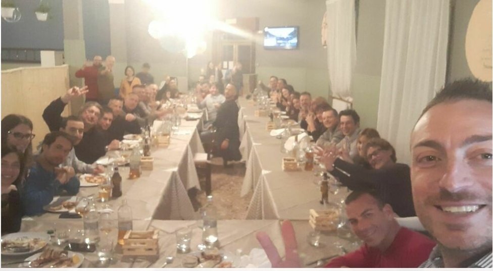 myrtamerlino's tweet photo. "Siete tutti invitati".
In piena zona rossa a #Varese 40 persone hanno partecipato ad una festa di compleanno clandestina. Tutti senza mascherina, ma soprattutto senza RISPETTO per chi ogni giorno combatte il #COVID19. Fategli fare un giro in una corsia d'ospedale. https://t.co/2xGxPq2V3q