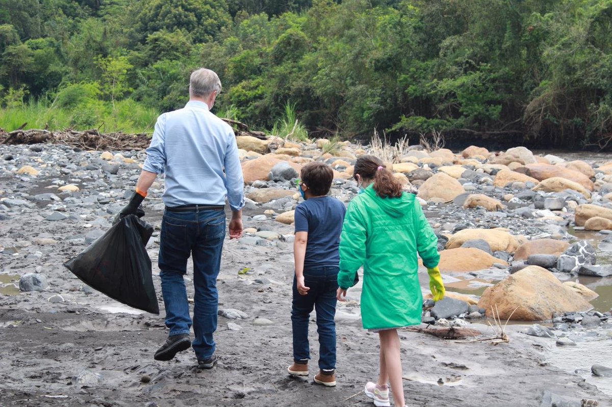 franciscoactiv2's tweet photo. En el #DíaDelAgua recibí la visita del Embajador de #Dinamarca 
@DKAmbColombia
 y su esposa,  para conversar acerca de este precioso líquido así como para limpiar la Unión, el sitio donde se une el Río Dulce con el Río Bituima junto con mis amigos de 
@GuardianesVida

#DiadelAgua https://t.co/AFDVi75psw