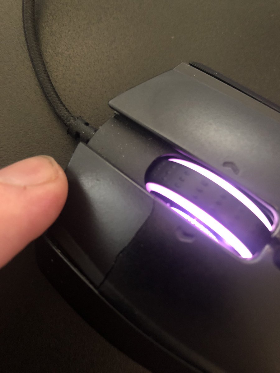 otspainting's tweet photo. @Razer is this supposed to happen? Never had a mouse do this before https://t.co/hFQ0nUNuri