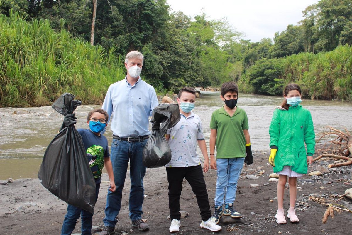 franciscoactiv2's tweet photo. En el #DíaDelAgua recibí la visita del Embajador de #Dinamarca 
@DKAmbColombia
 y su esposa,  para conversar acerca de este precioso líquido así como para limpiar la Unión, el sitio donde se une el Río Dulce con el Río Bituima junto con mis amigos de 
@GuardianesVida

#DiadelAgua https://t.co/AFDVi75psw