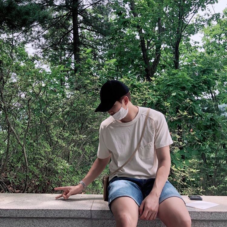 kthfloral's tweet photo. imagine travelling with namjoon :,) https://t.co/IT2ycAFnKU