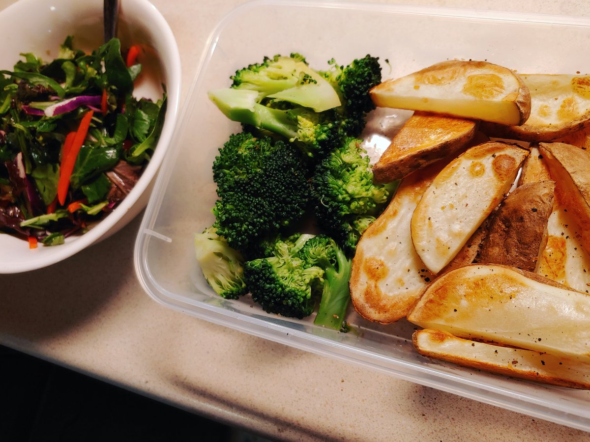 EatForSanity's tweet photo. Whole food plant based no oil. Trying starch based meals this week. Wow I am so full that was absolutely delicious!!
#eatforsanity #Mentalhealth #starchsolution https://t.co/xP2dtfAlue