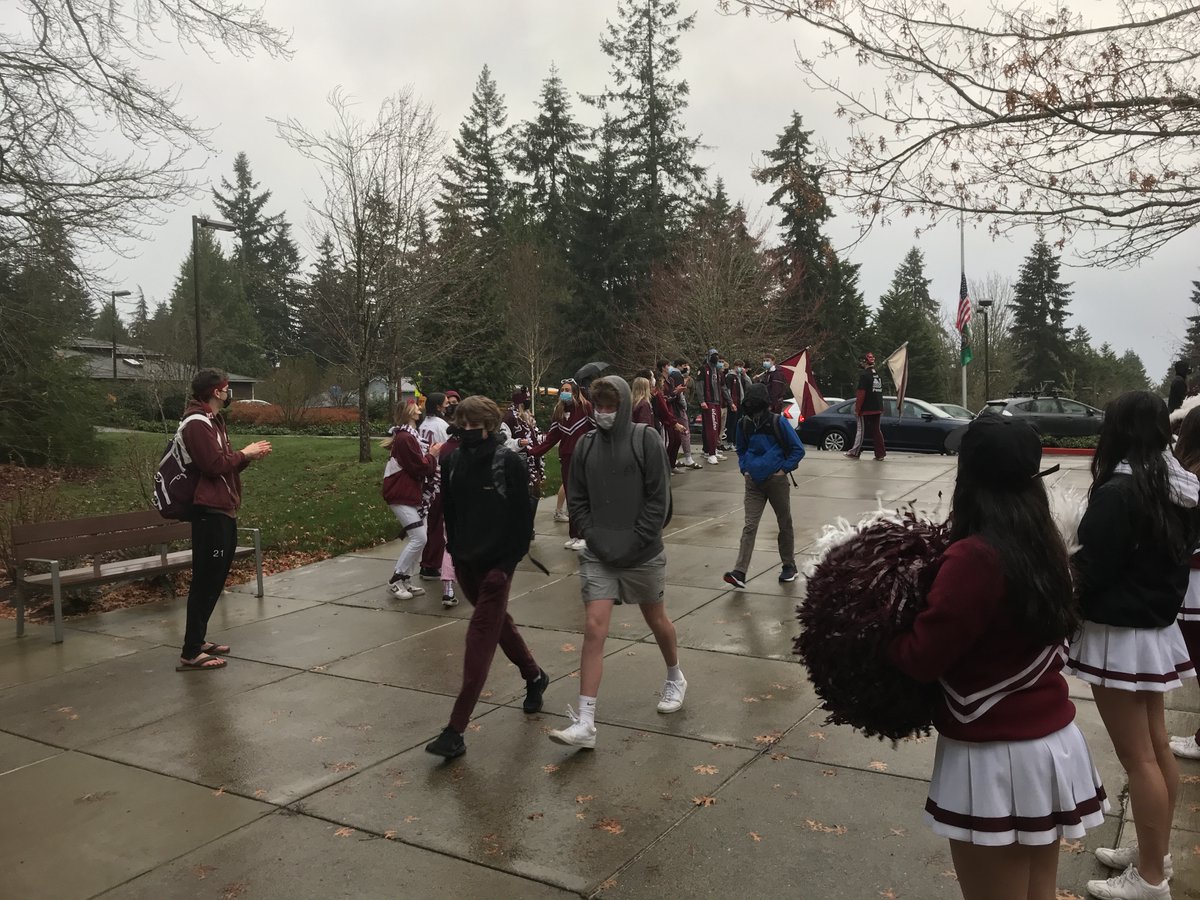 mercerislandsd's tweet photo. A very special morning for our Island community as we welcomed 9th and 12th graders back to @mercerislandhs in the hybrid learning model. #learningforward #studentsarethepriority #GoMI https://t.co/kmS5pd4pHd