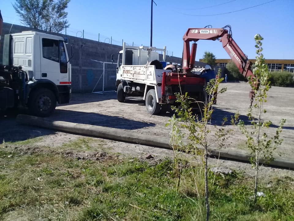 🇳🇬🇳🇬 #Institucional 🇳🇬🇳🇬
Durante esta mañana personal de la Cooperativa Eléctrica de Rawson estuvo trabajando en nuestro predio, colocando unos postes de luz en el sector que está detrás de la tribuna visitante del Estadio El Fortín.

Mas Info: facebook.com/ClubAtleticoGe…