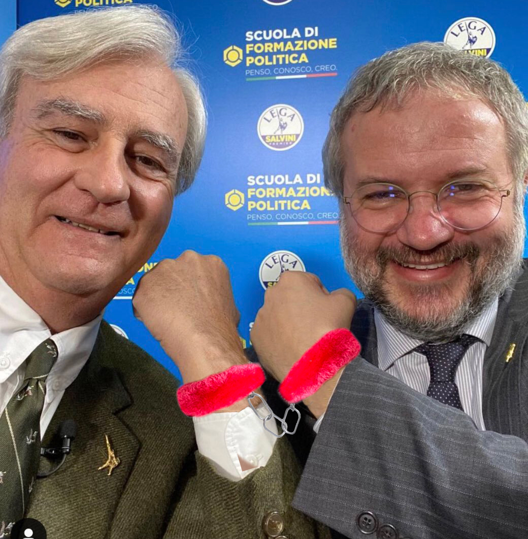gianfra's tweet photo. @nonleggerlo @ilbuiodinotte @Fedez @jaxofficial A me sembravano manette in peluche da 5 euro
#Legati https://t.co/aB2vSmRUnK