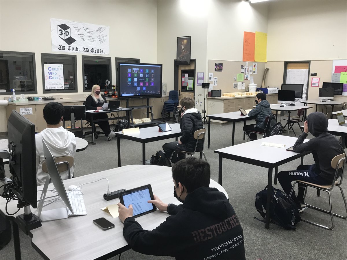 mercerislandsd's tweet photo. A very special morning for our Island community as we welcomed 9th and 12th graders back to @mercerislandhs in the hybrid learning model. #learningforward #studentsarethepriority #GoMI https://t.co/kmS5pd4pHd