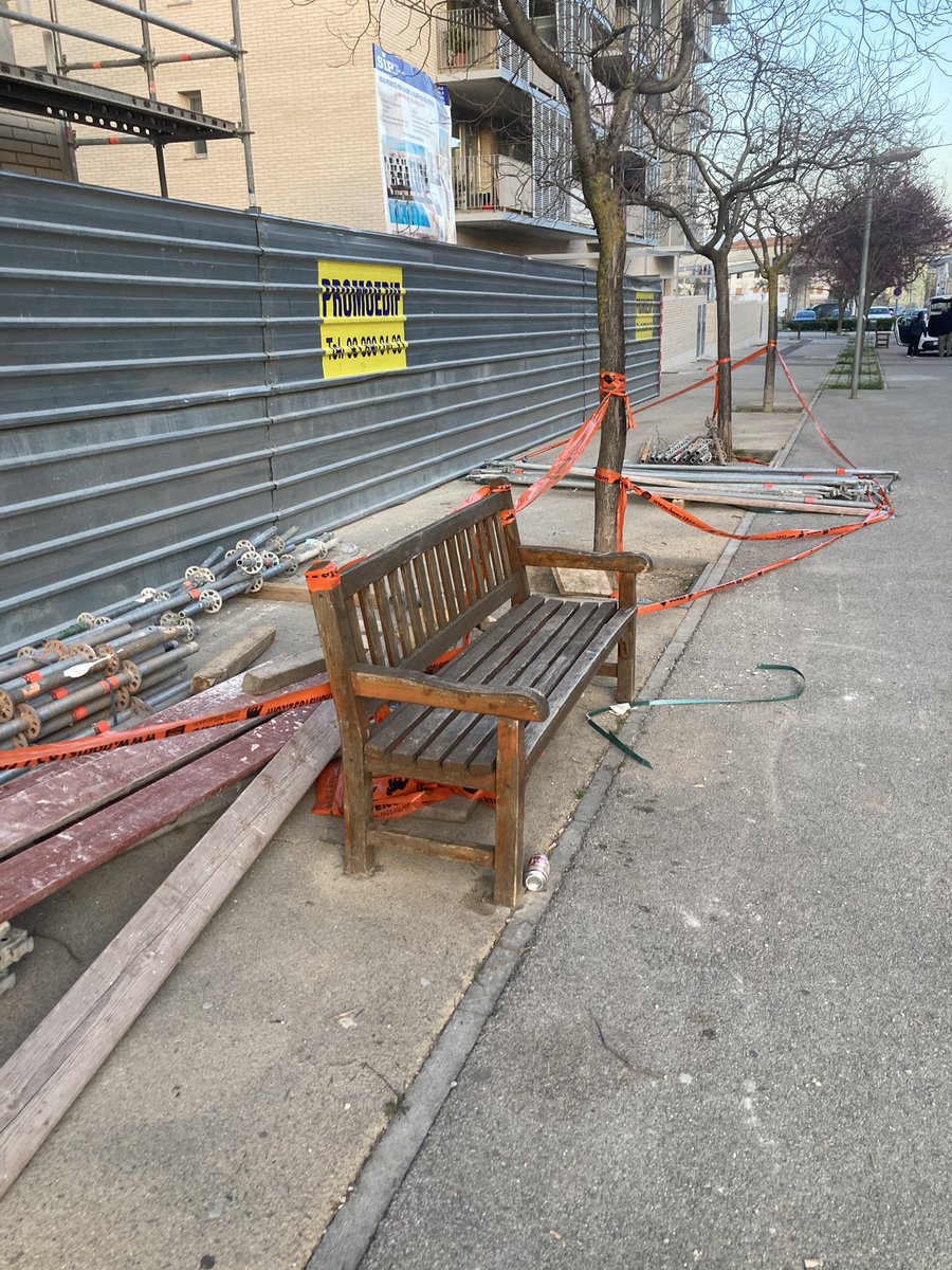 ovidi3's tweet photo. @VilafrancaAj Bona tarda @VilafrancaAj , suposo que els Serveis Tècnics municipals no hauran pogut passar, els veïns seguirem suportant l’incivisme d’aquestes empreses: Promoedif, Parera Instal·lacions,etc. https://t.co/TiKSDkmmo4