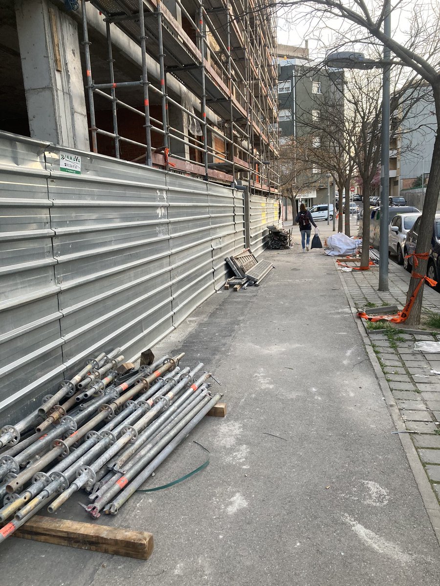 ovidi3's tweet photo. @VilafrancaAj Bona tarda @VilafrancaAj , suposo que els Serveis Tècnics municipals no hauran pogut passar, els veïns seguirem suportant l’incivisme d’aquestes empreses: Promoedif, Parera Instal·lacions,etc. https://t.co/TiKSDkmmo4