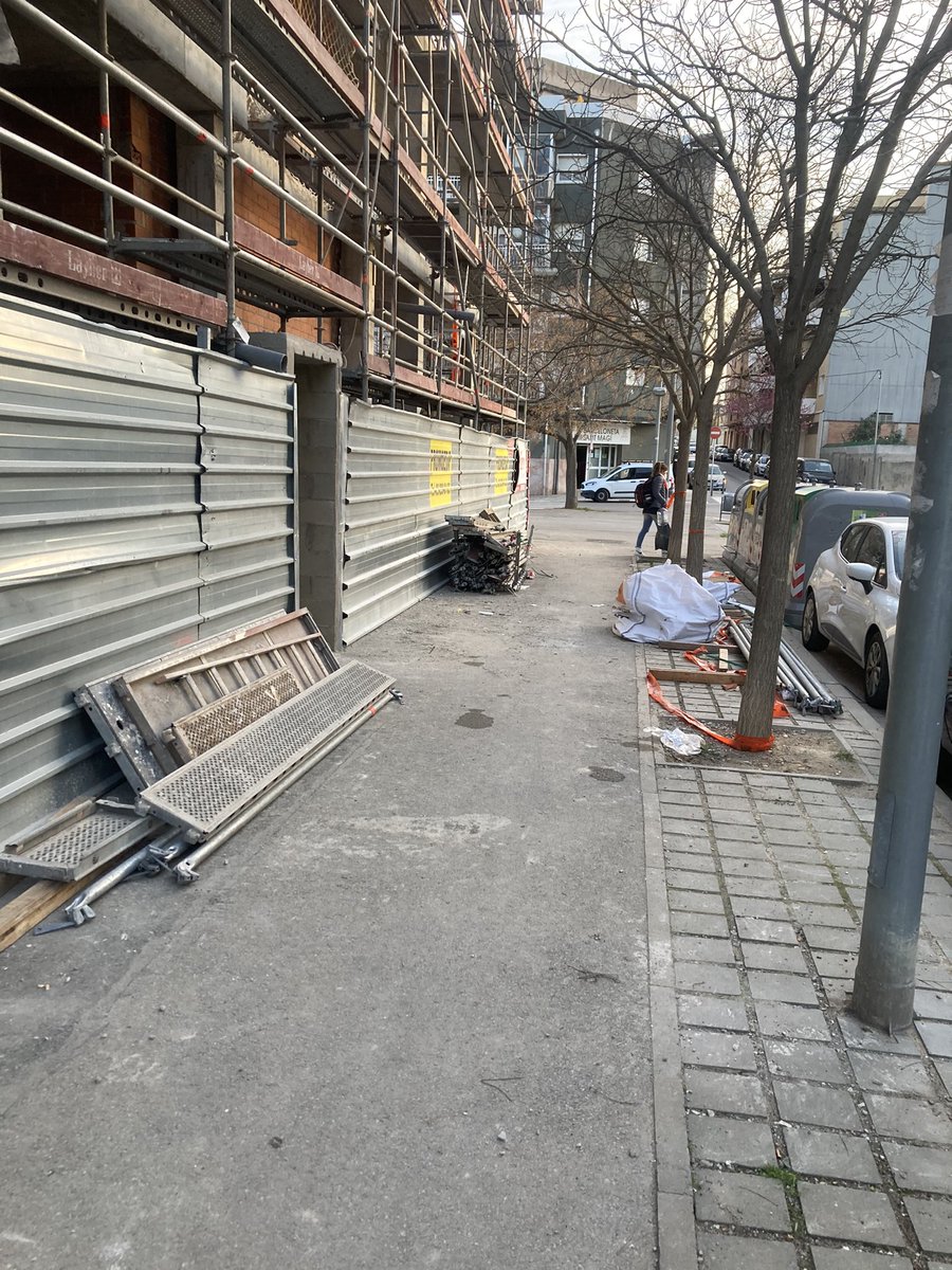 ovidi3's tweet photo. @VilafrancaAj Bona tarda @VilafrancaAj , suposo que els Serveis Tècnics municipals no hauran pogut passar, els veïns seguirem suportant l’incivisme d’aquestes empreses: Promoedif, Parera Instal·lacions,etc. https://t.co/TiKSDkmmo4