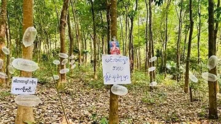 MiZarNi7's tweet photo. သထုံက စစ်အာဏာရူးကိုတော်လှန်တဲ့ ကွန်ဒုံးသပိတ် 🌚🌚🌚

Condom strike against military dictatorship. Protesters write that Min Aung Hlaing's father should had used a condom.

22.3.2021
#MilitaryCoupInMyanmar
#WhatsHappeningInMyanmar
#CrimesAgainstHumanity https://t.co/vAjddDyUIV
