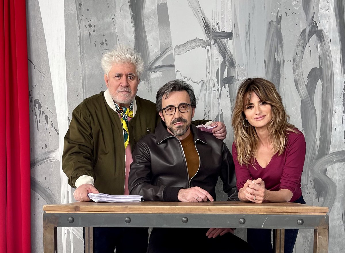 AgustinAlmo's tweet photo. Arrancamos . Comienza el rodaje de Madres Paralelas . Pedro Almodóvar , Israel Elejalde y Penélope Cruz en el set . https://t.co/imUxn79OJN
