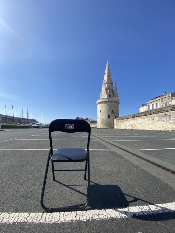 YannBertrand's tweet photo. Une collection de chaises isolées pour demander que les festivals se tiennent debout cet été. Des dizaines de festivals solidaires et un mot d’ordre lancé ce soir : #DeboutLesFestivals https://t.co/VNmOFEIE1f