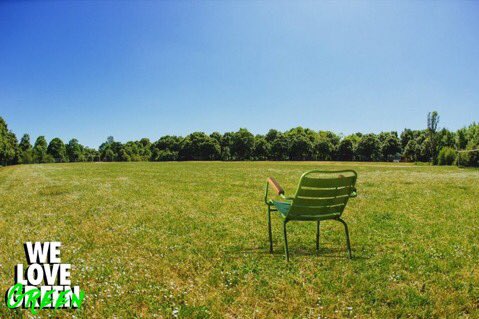 YannBertrand's tweet photo. Une collection de chaises isolées pour demander que les festivals se tiennent debout cet été. Des dizaines de festivals solidaires et un mot d’ordre lancé ce soir : #DeboutLesFestivals https://t.co/VNmOFEIE1f