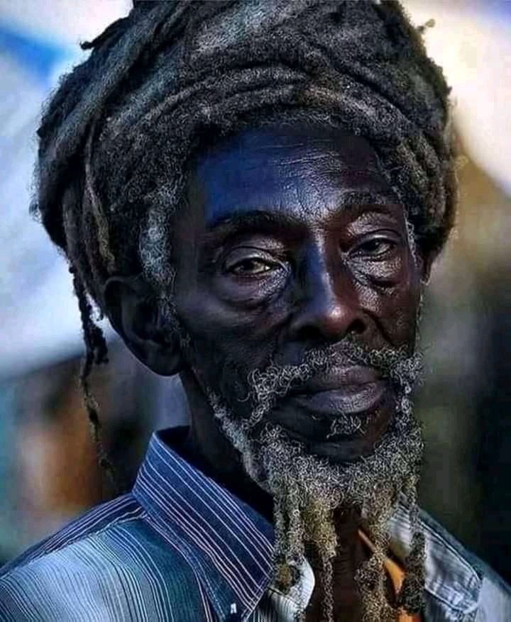 iamkingmonye's tweet photo. Before King Ahmed of Ottoman went to war, he locked his wife (The Beautiful Queen) in a private room and gave the key to his best friend Mousa and said: "If I'm not back in four days, open the room and she's yours..."

He climbed on his horse and gallops off towards the... https://t.co/NyHywIScud