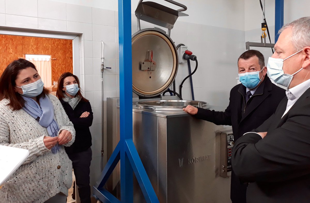 JoelFourny's tweet photo. Après une remise de prix remarquable, je me suis rendu dans l’atelier de Mélanie Lecorney, lauréate du prix #MadameArtisanat à la tête d’une conserverie artisanale qui transforme les surplus de légumes bio locaux. Une entreprise en pleine expansion et une réussite exemplaire ! 💯 https://t.co/ATtRY44oCM