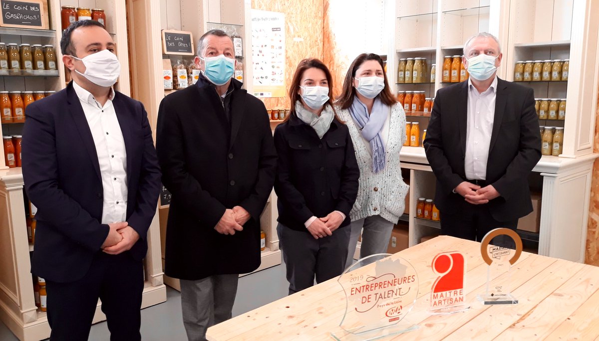 JoelFourny's tweet photo. Après une remise de prix remarquable, je me suis rendu dans l’atelier de Mélanie Lecorney, lauréate du prix #MadameArtisanat à la tête d’une conserverie artisanale qui transforme les surplus de légumes bio locaux. Une entreprise en pleine expansion et une réussite exemplaire ! 💯 https://t.co/ATtRY44oCM