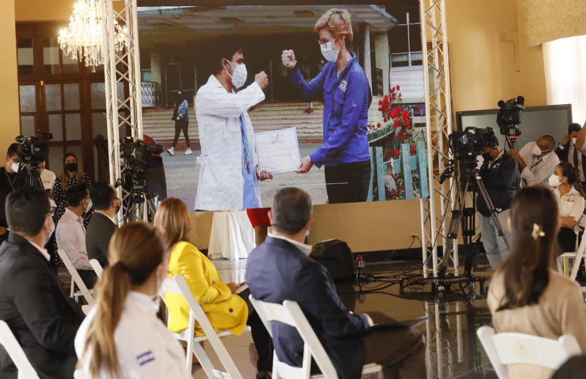 JuanOrlandoH's tweet photo. Ver el sistema de Becas 🅷🅾︎🅽🅳🆄🆁🅰︎🆂 2020 me hace sentir orgulloso, este programa es prioridad nacional y debemos seguirlo potenciando, es por eso que hoy entregamos 65 becas internacionales a profesionales de la Salud, para que estudien en el exterior. https://t.co/QQwzjZd0Yq