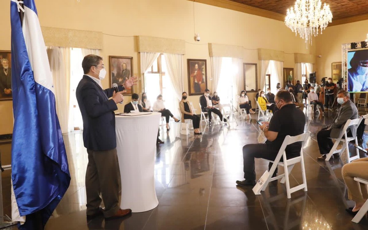 Ver el sistema de Becas 🅷🅾︎🅽🅳🆄🆁🅰︎🆂 2020 me hace sentir orgulloso, este programa es prioridad nacional y debemos seguirlo potenciando, es por eso que hoy entregamos 65 becas internacionales a profesionales de la Salud, para que estudien en el exterior.