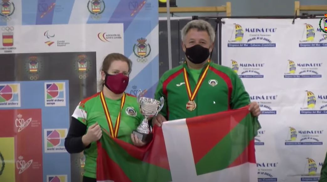aurreravitoria's tweet photo. CAMPEONATO DE ESPAÑA DE ARCO TRADICIONAL Y DESNUDO EN SALA

Ainhoa Santamaría y Alberto Ruiz de Infante se han alzado con la Medalla de Oro en las categorías de Equipo Mixto Longbow y Equipo Mixto Desnudo, representando a Euskadi en la competición por Autonomías. 👏💪

#ADV 🔴🎯 https://t.co/lxHv0MQOCq
