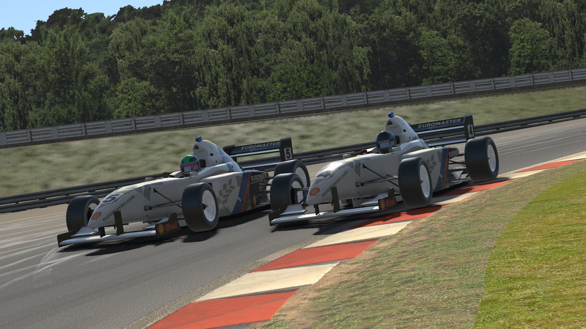 Hoy me estreno en la #LNE de <a href="/Gtseri3s/">GTSeries</a> . 

Mi primera carrera en un campeonato privado de iracing, donde espero estar a la altura y ayudar a mis compañeros de <a href="/ERM_Esports/">EUROMASTER ESPORTS</a> a seguir sumando puntos.

Nos vemos esta noche junto a <a href="/Parada_GT/">Fran Parada</a> .