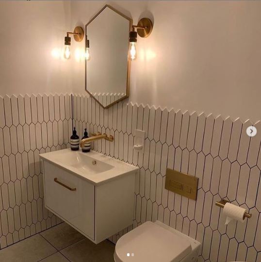 Voila! The Bathroom Origins hexagonal mirror in brushed brass. 
Brass accessories can add warmth to a neutral colour scheme.
.
#interiora #bathroommirror #lovelocalpz  #supportsmallbusiness #bathroomdesign #bathrooms #homerenovation #bathroomdecor #bathroominspo #instabathroom