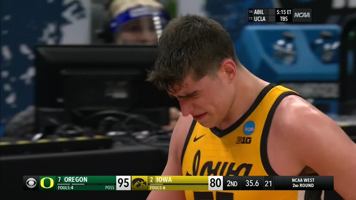 CBSSports's tweet photo. A great career comes to a close for Luka Garza.

Iowa’s all-time leading scorer leaves the floor for the Hawkeyes one final time. https://t.co/qEFoyNIG2z