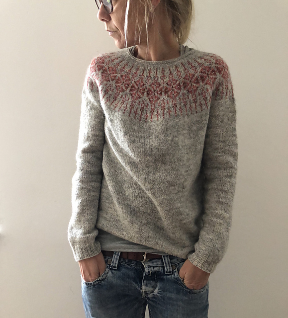 kuschelfein's tweet photo. Strickanleitung Jingle von Isabell Kraemer

Jingle wird nahtlos von oben nach unten gestrickt. Zunächst wird mit verkürzten Reihen der rückwärtige Halsausschnitt geformt. Daran schließt sich die dreifarbige Rundpasse an.

https://t.co/XvIQ5TouZf https://t.co/QHtkuDQirM