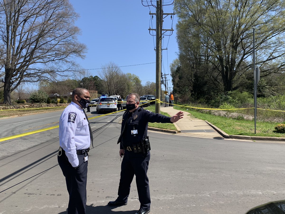 cmpdchief's tweet photo. Currently on scene with our @CMPD officers as a homicide investigation in the Freedom Division is underway. #clt #cmpd #cltnews https://t.co/dE11e7zpFl