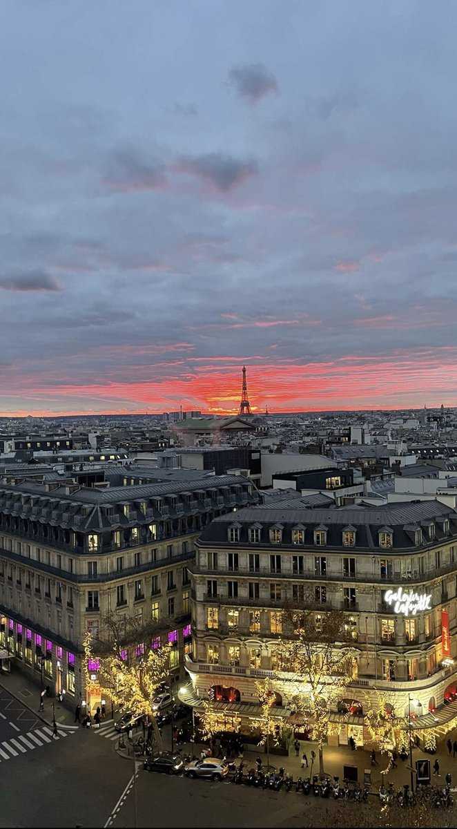 Dates in Paris >>>