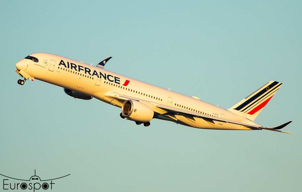 cliper31's tweet photo. #FHTYG named "Reims" delivered this evening at sunset and perform nice wing wave. #Airbus #A350 #AirFrance  @AirFranceFR @AFnewsroom @AirbusPRESS @A350_Production #AvGeek @TLSWatch @aibfamilyflight follom this flight on @flightradar24 #AFR372V https://t.co/kBBGiAWb5c