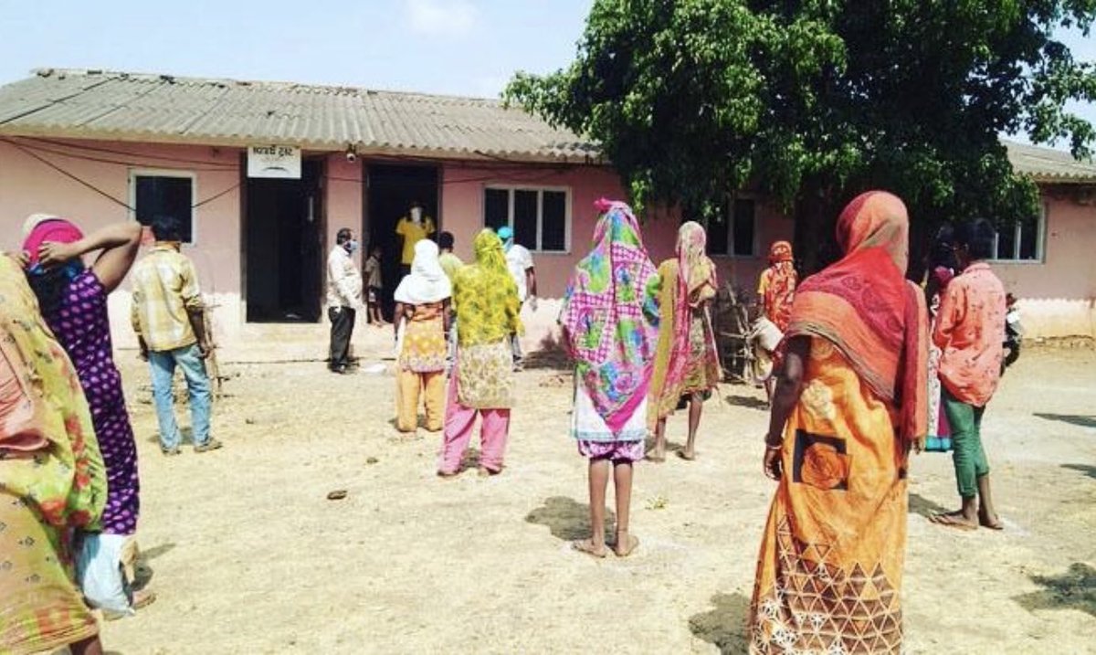 theawarefound's tweet photo. Handing out meals during the pandemic to the most vulnerable of groups. More work by The AWARE Foundation on the ground in India. Thank you to all of our donors who have helped make this possible. https://t.co/7JqGIDYhOR