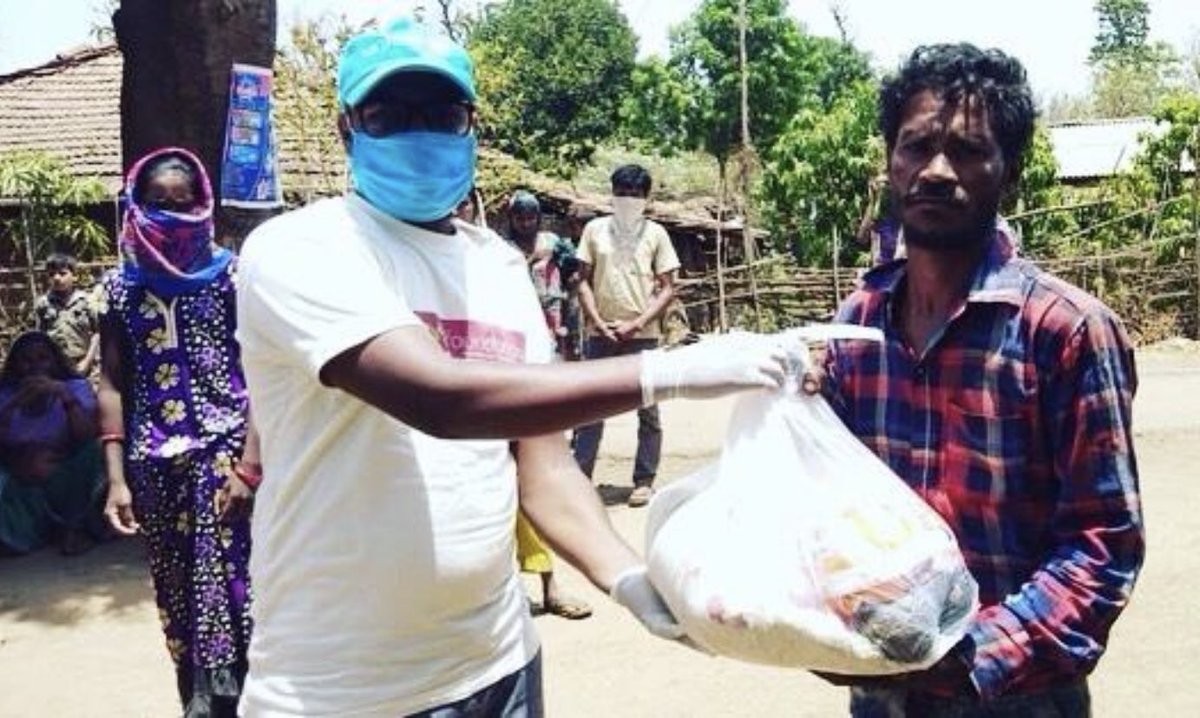 theawarefound's tweet photo. Handing out meals during the pandemic to the most vulnerable of groups. More work by The AWARE Foundation on the ground in India. Thank you to all of our donors who have helped make this possible. https://t.co/7JqGIDYhOR
