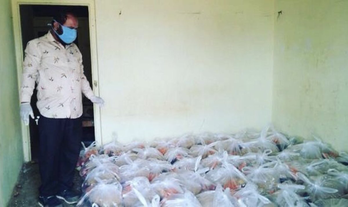 theawarefound's tweet photo. Handing out meals during the pandemic to the most vulnerable of groups. More work by The AWARE Foundation on the ground in India. Thank you to all of our donors who have helped make this possible. https://t.co/7JqGIDYhOR