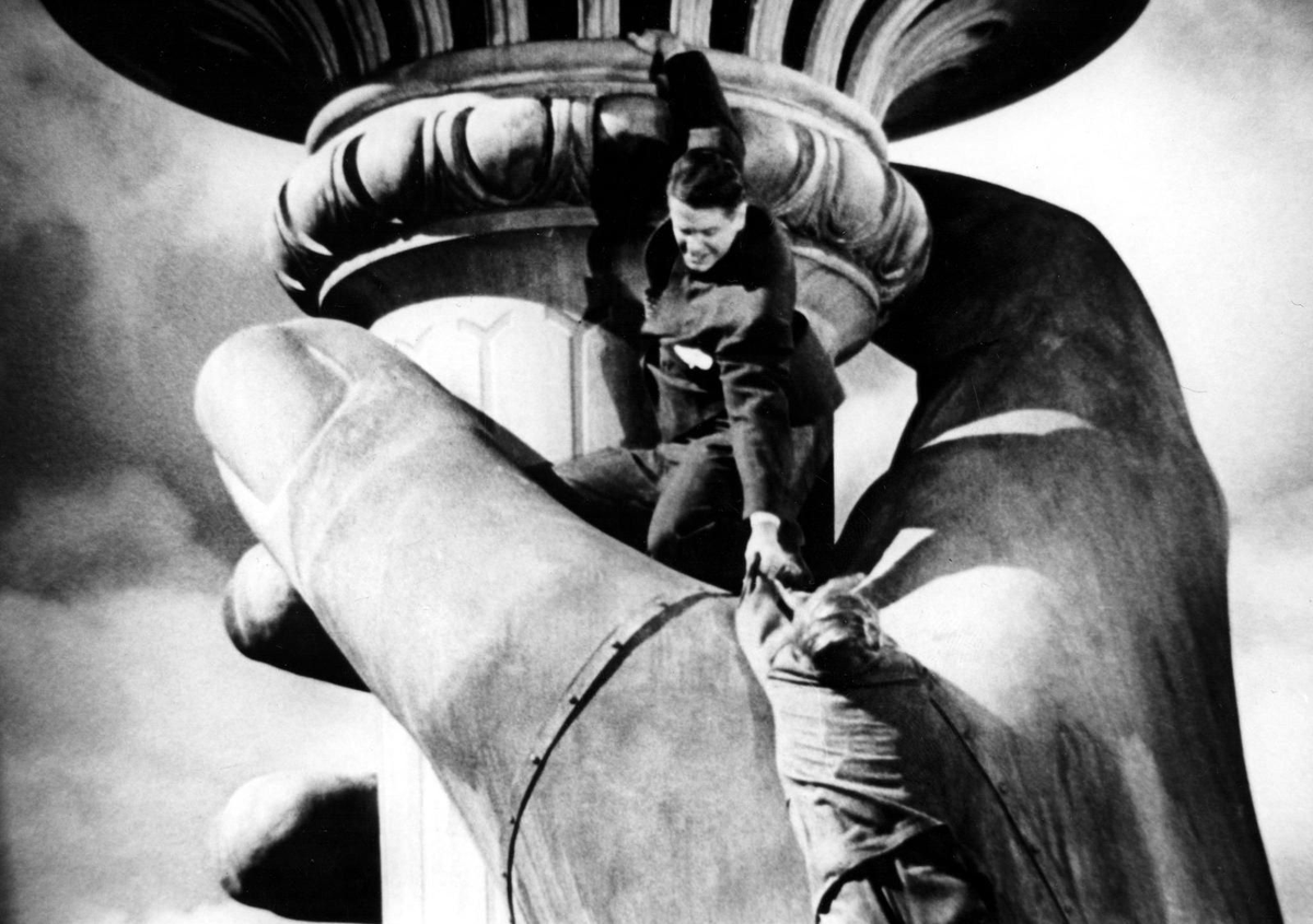 Cinquième Colonne (1942) - AnglaisAlfred HitchcockFilm américain d'espionnage hitchcockien classique. Un homme se retrouve au milieu d'un complot sans faire exprès, etc. Avec la scène culte au sommet de la Statue de la Liberté !
