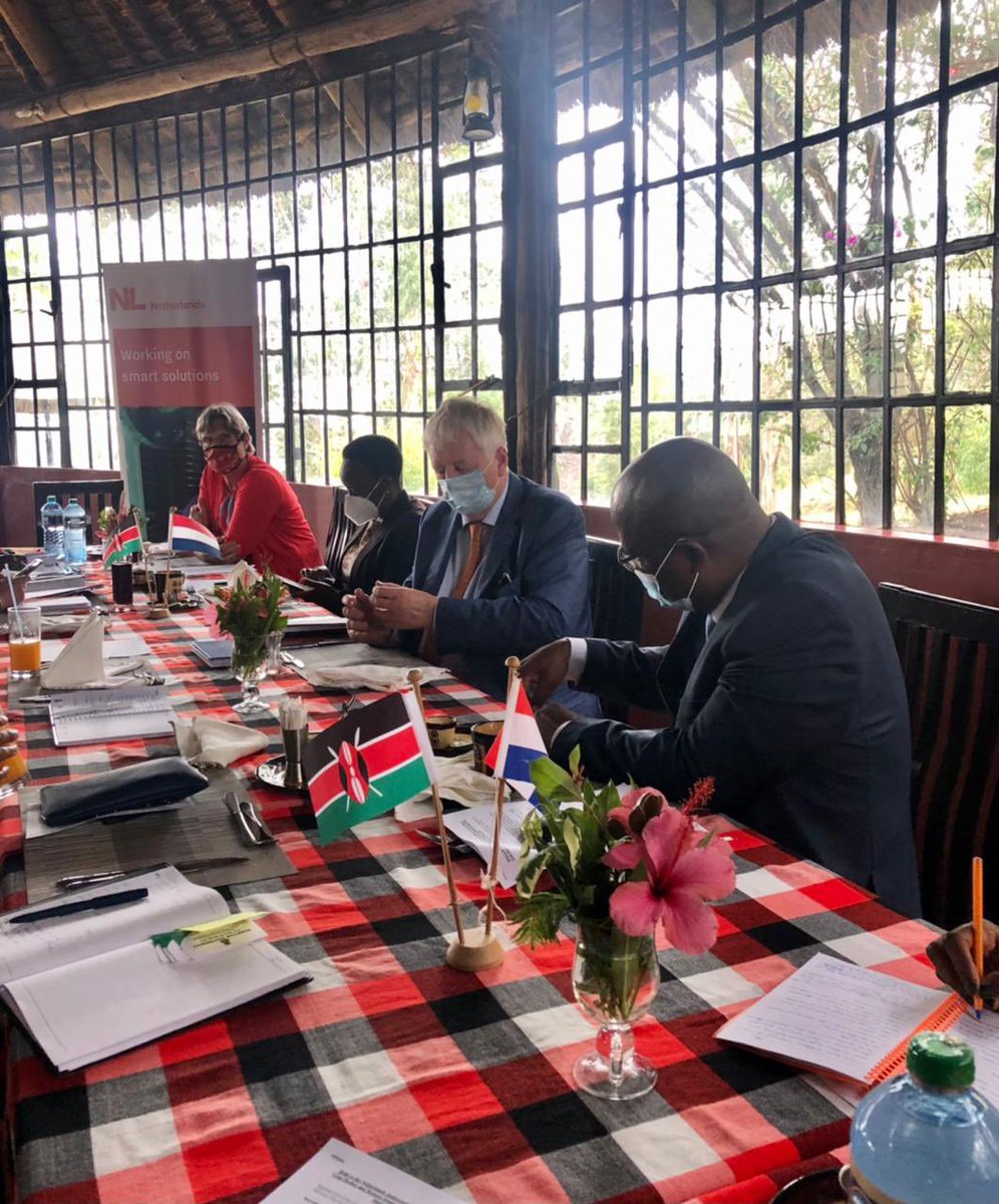 NLinKenya's tweet image. Netherlands-Kenya knowledge partnership is helping build a #food secure Kenya 🇰🇪 🇳🇱. Tailor-Made Training in agriculture and water management under the #OrangeKnowledgeProgramme is preparing the next generation @egertonunikenya. #Farmingthefuture #youth #NetherlandsVisitsNakuru