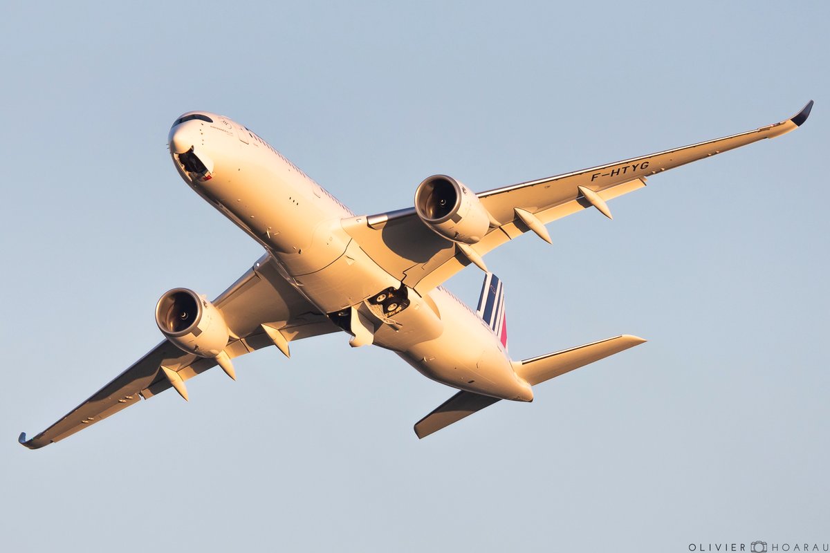 OlivierHoarau's tweet photo. 🇫🇷 Here is #Reims on delivery flight this afternoon ✈️#FHTYG 7th @Airbus #A350 of @airfrance ✈️ An incredible #takeoff from @aeroport_tls 😍 
#Avgeek #A350 #Airbus #Airfrance #franceisintheair #Toulouse #A350900 @A318111 @BadreJerome @VilledeReims https://t.co/hF7U1YBJeM