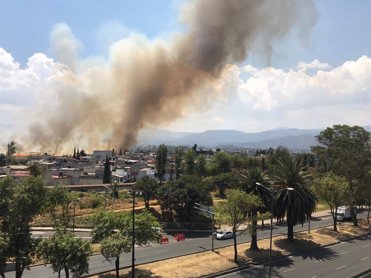 Excelsior's tweet photo. Se presenta incendio en la alcaldía #Xochimilco en la #CDMX. ⚠️

Imágenes: Karina Tejada. https://t.co/YtfabU79m9