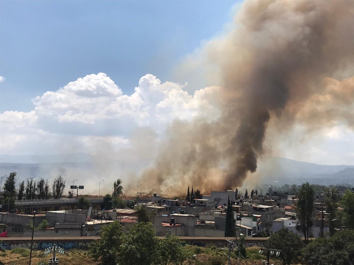 Excelsior's tweet photo. Se presenta incendio en la alcaldía #Xochimilco en la #CDMX. ⚠️

Imágenes: Karina Tejada. https://t.co/YtfabU79m9