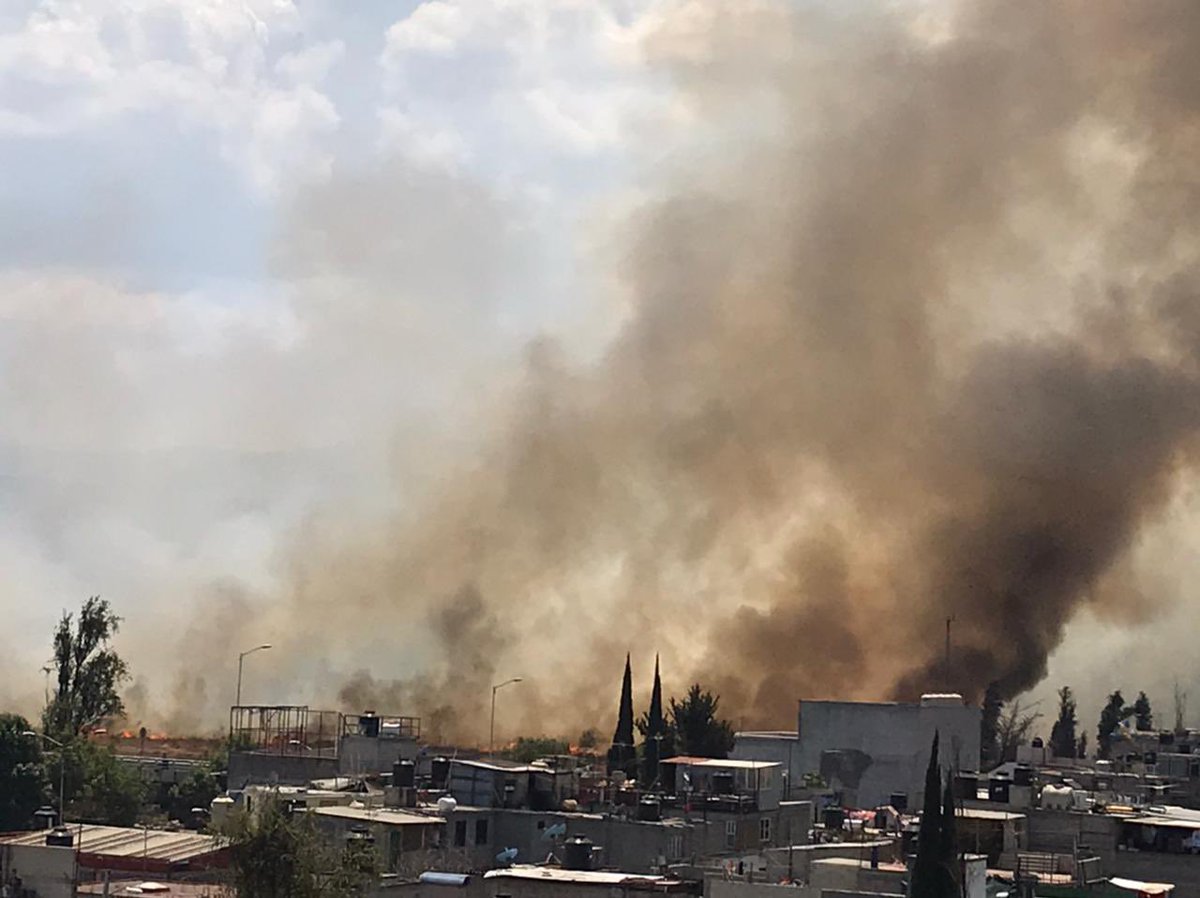 Excelsior's tweet photo. Se presenta incendio en la alcaldía #Xochimilco en la #CDMX. ⚠️

Imágenes: Karina Tejada. https://t.co/YtfabU79m9