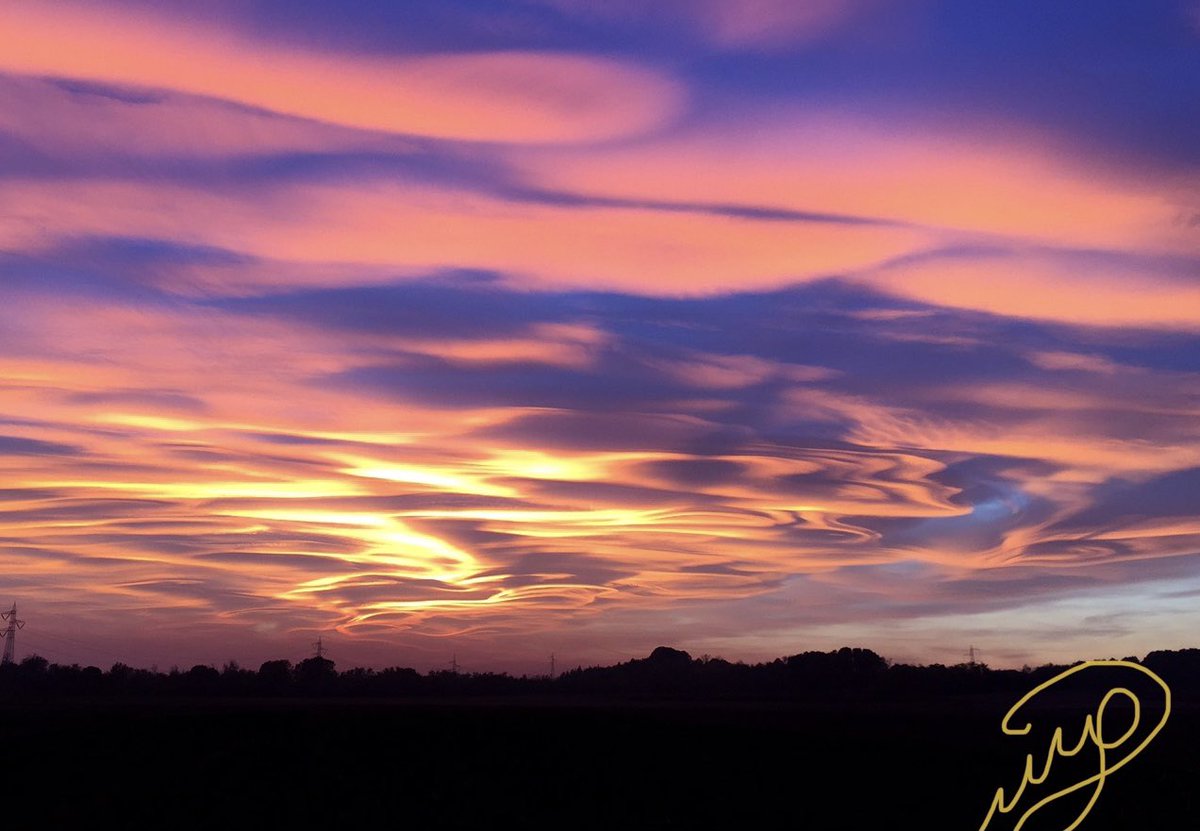 MaricaGusmitta's tweet image. A volte il pensiero vola leggero nell&apos;infinito
Nuvoloni scuri squarciano i sentimenti
Il pensiero pian piano appesantito
Si prostra verso il terreno cosparso di pianto
Ma tornerà il sereno, tornerà 

#PoesiePerLaSera 

Buona serata 

#VentagliDiParole 

                    📷 mia