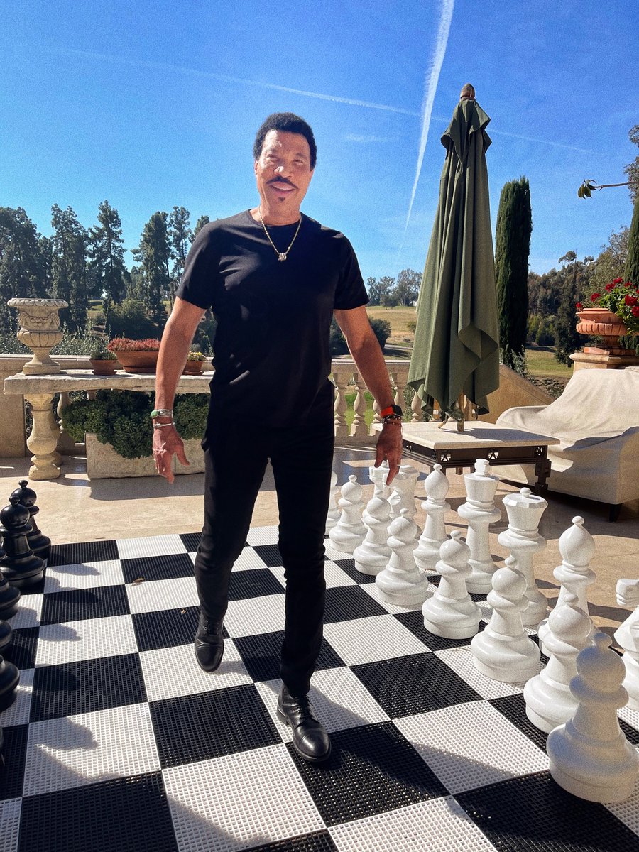 LionelRichie's tweet photo. The judges are holding all the chess pieces tonight for the duets on #AmericanIdol ♟♞ https://t.co/58z0eFniHX